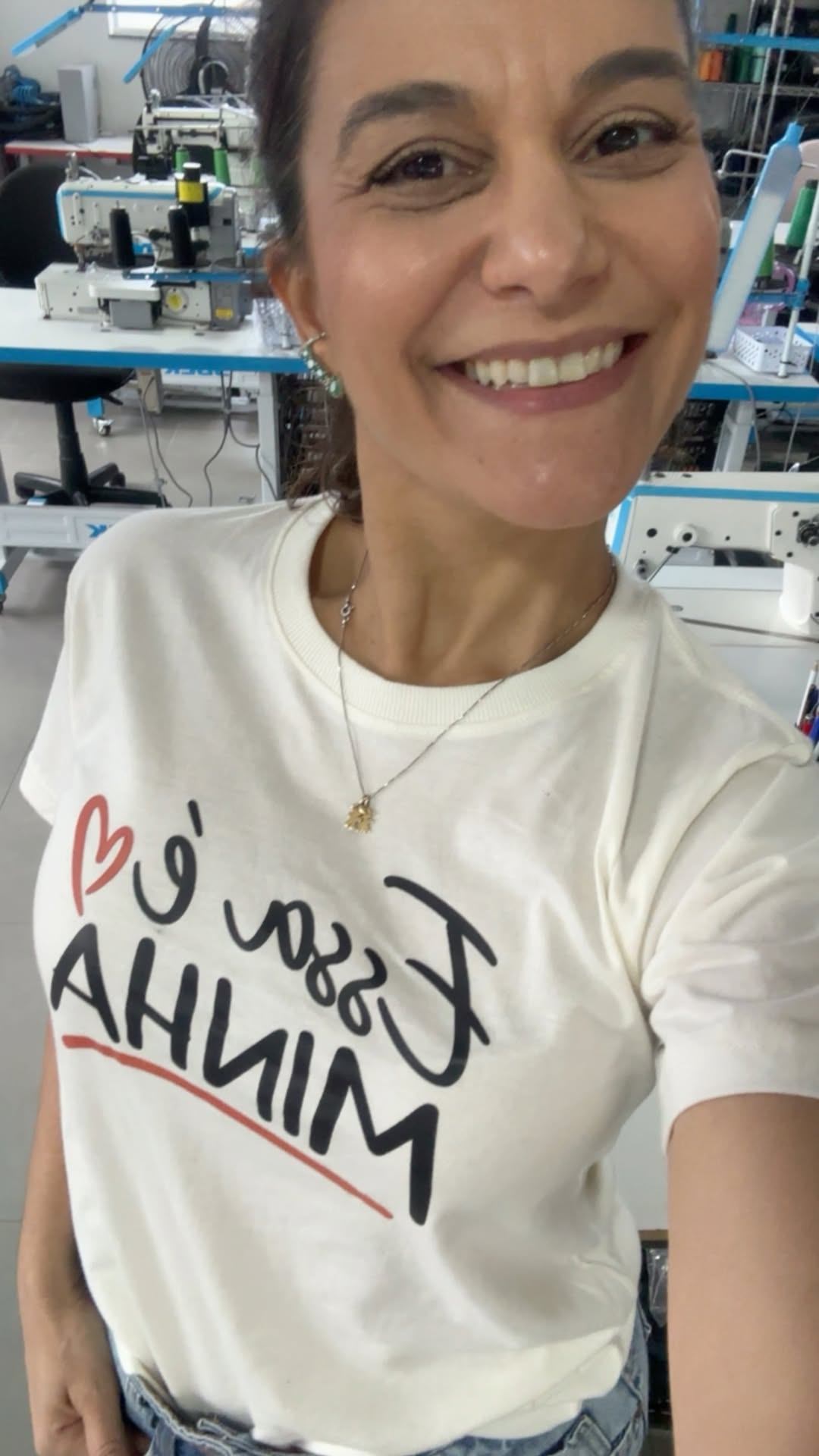 Camila sorrindo na confecção
